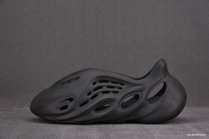 HP8739 Yeezy RNNR Onyx Adidas Foam 0809